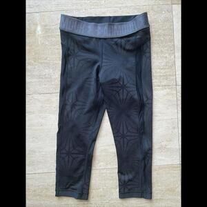 Under Armour Size S Reversible‎ Athletic Capris Black